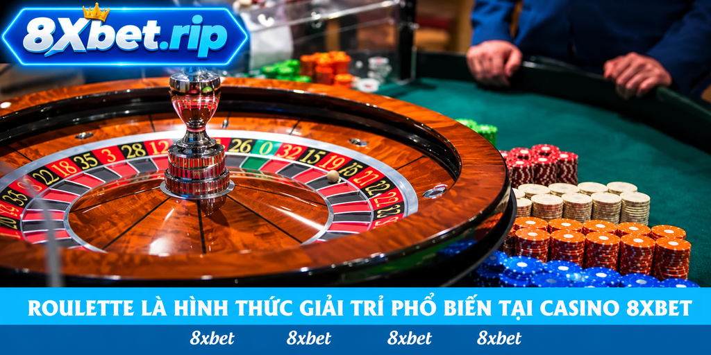Cận cảnh bánh xe Roulette bằng gỗ với các ô số đỏ đen và ô số 0 màu xanh, bên cạnh là nhiều chồng phỉnh
