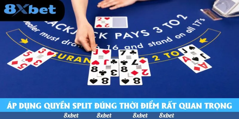 Bàn Blackjack xanh dương in dòng Blackjack pays 3 to 2, dealer chia bài cho các tay có đôi 8 đã được tách
