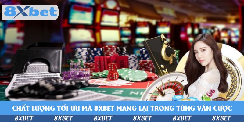 Bàn casino với chồng chip, xúc xắc đỏ và vòng roulette minh họa cá cược siêu tốc
