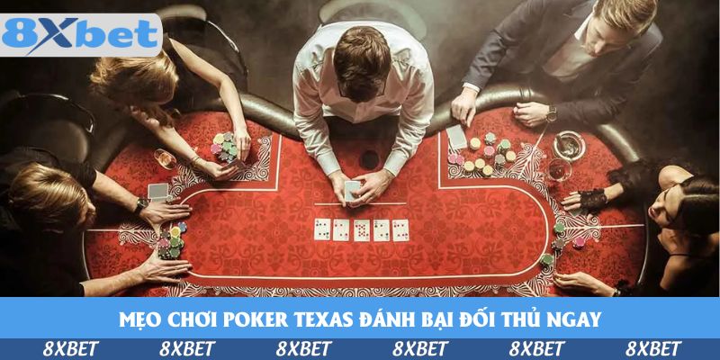 Nhìn từ trên xuống bàn Texas Poker nỉ đỏ với dealer ở giữa, năm lá bài chung đã lật và các người chơi giữ phỉnh xung quanh