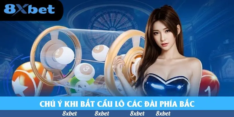 Lồng quay trong suốt chứa bóng số trắng và xanh, bên phải là cô gái mặc váy xanh
