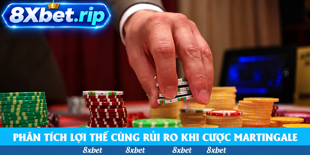 Bàn tay người mặc vest đặt chồng phỉnh xanh trắng lên bàn, xung quanh là các chồng phỉnh xanh lá, đỏ và vàng minh họa Blackjack Martingale