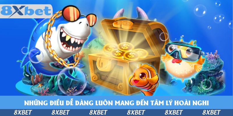 Cá mập hoạt hình đeo kính râm và dây chuyền vàng đứng cạnh rương kho báu đầy đồng xu, bên cạnh cá hề và cá nóc đeo kính lặn