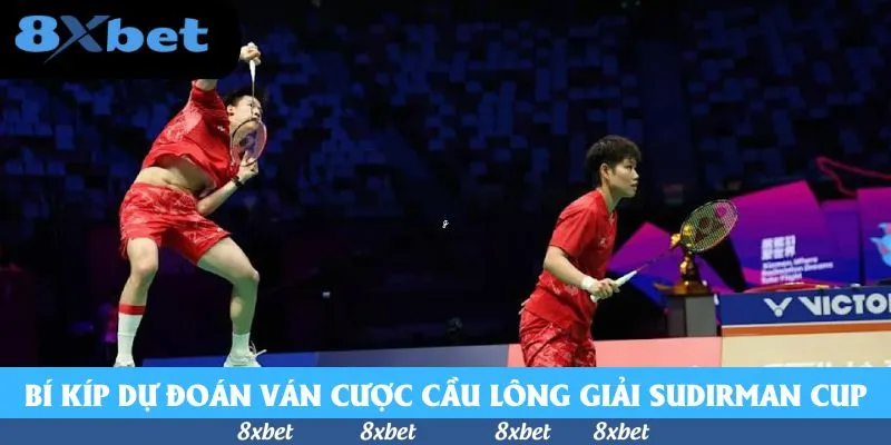 Cặp vận động viên nữ áo đỏ thi đấu nội dung đôi, một người bật nhảy đập cầu trong nhà thi đấu tối
