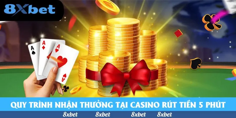 Chồng đồng xu vàng thắt nơ đỏ trên bàn xanh, bên trái là bàn tay cầm ba lá Át, phía sau có biểu tượng chất bài bay lượn