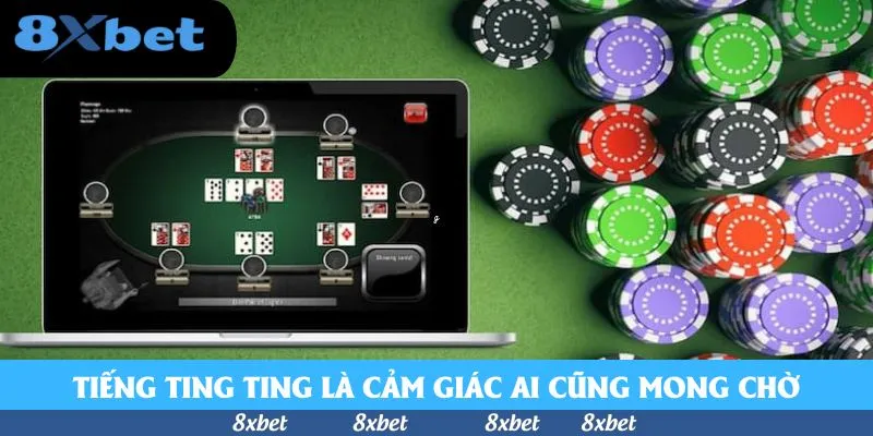 Màn hình laptop hiển thị bàn poker trực tuyến nhiều người chơi, bên cạnh là các chồng phỉnh đen, đỏ, xanh lá và tím trên nền xanh, minh họa casino rút tiền 5 phút