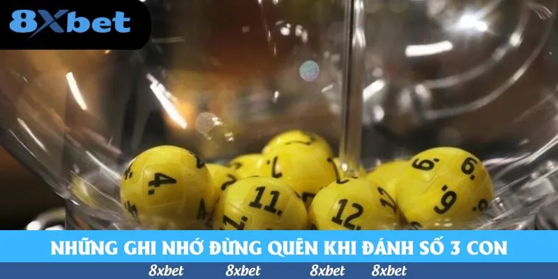 Các quả bóng số màu vàng như 4, 11, 12 nằm trong lồng quay bằng kính, minh họa cách soi cầu 3 càng