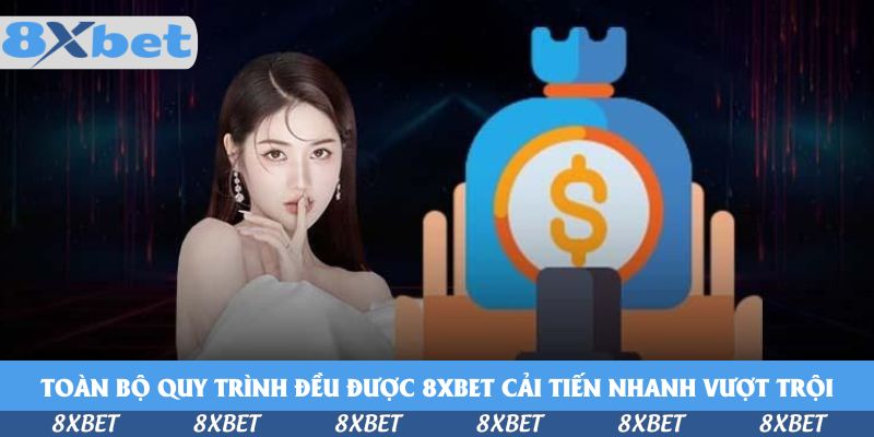 Cô gái tóc nâu đưa ngón tay lên môi bên cạnh túi tiền màu xanh có biểu tượng đô la, minh họa rút tiền bắn cá tại 8XBET