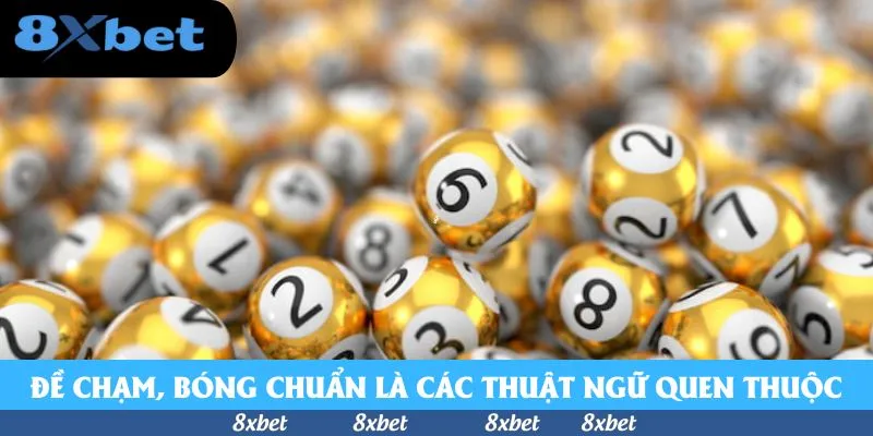 Nhiều quả bóng số màu vàng kim in các số 2, 6, 7, 8 xếp sát nhau