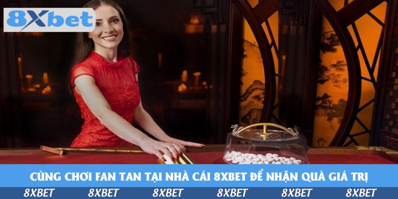 Dealer mặc áo đỏ bên bàn Fan Tan với các hạt trắng đặt dưới chuông kính