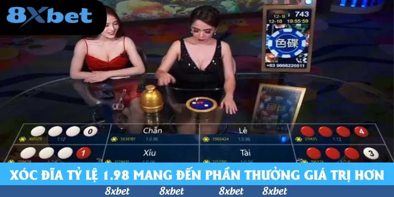 Hai nữ dealer ngồi bàn xóc đĩa trực tiếp với bát vàng và đĩa nhỏ, phía dưới là các ô cược Chẵn, Lẻ, Tài, Xỉu