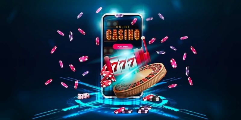 Điện thoại hiển thị dòng chữ Online Casino cùng máy slot 777, bánh xe roulette và chip bay xung quanh