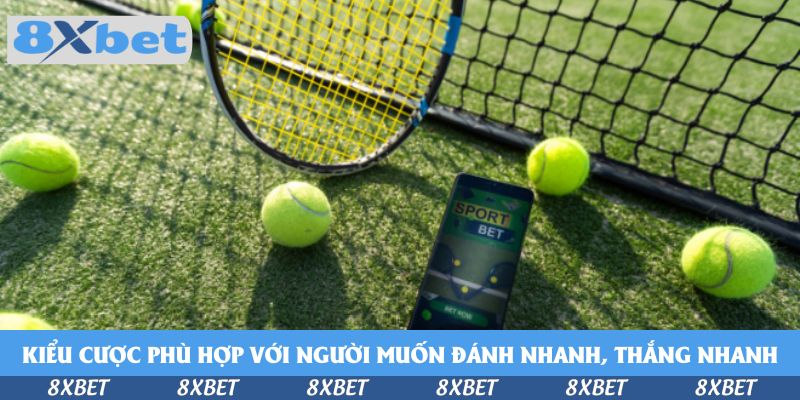 Điện thoại hiển thị ứng dụng Sport Bet đặt trên sân cỏ giữa vợt và các quả bóng tennis, minh họa kèo 1x2 tennis