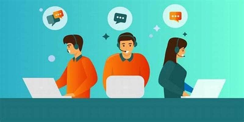 Minh họa ba nhân viên đeo tai nghe ngồi trước laptop, phía trên là các bong bóng tin nhắn