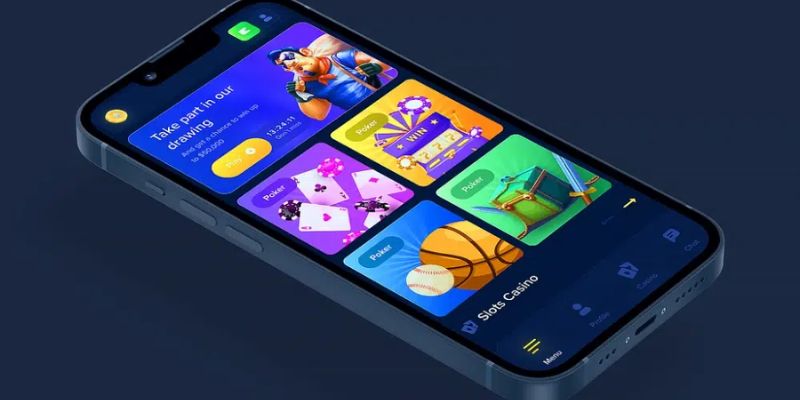 Điện thoại nằm nghiêng hiển thị giao diện ứng dụng nhà cái 8XBET với các ô trò chơi poker, slot, bóng rổ màu sắc