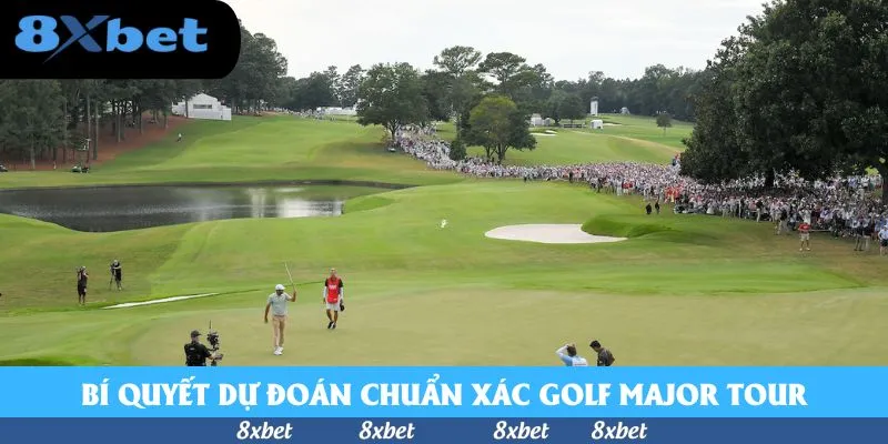 Golfer giơ tay chào trên green cạnh caddie áo đỏ, phía sau là hồ nước, bẫy cát và đông khán giả