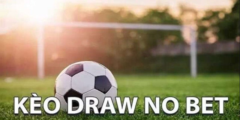 Quả bóng đá trên mặt cỏ trước khung thành với dòng chữ Kèo Draw No Bet, biến thể của kèo châu Âu