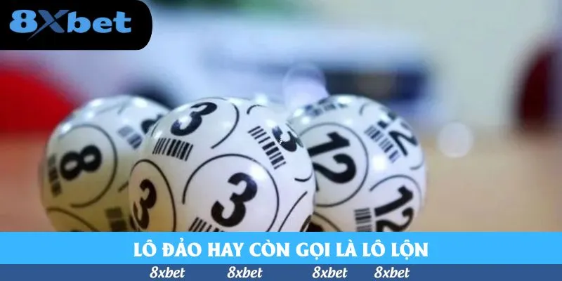 Cận cảnh ba quả bóng số màu trắng in số 8, 3 và 12