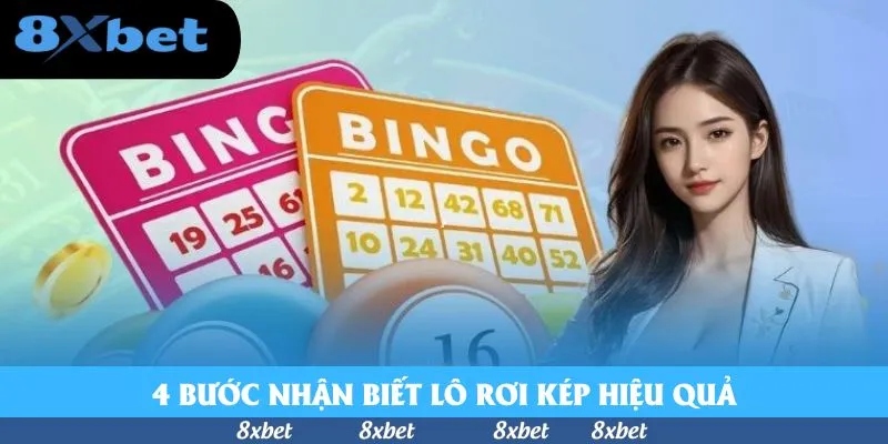 Cô gái đứng cạnh hai phiếu bingo màu hồng và cam có in các con số