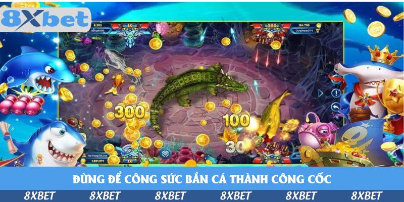 Màn hình săn cá có cá sấu xanh, đồng xu vàng và các số 300, 100, hai bên là cá mập hoạt hình và rương báu, gợi nhắc việc rút tiền bắn cá sau khi thắng