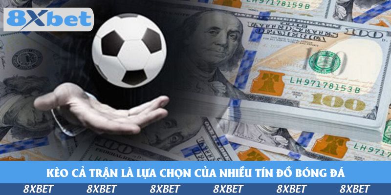 Quả bóng đá lơ lửng trên bàn tay mở trước nền tiền 100 đô la, minh họa kèo cả trận bóng đá