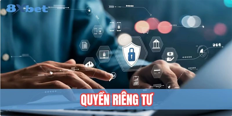 Tấm khiên xanh có dấu tích trước màn hình máy tính bên cạnh dòng chữ chính sách bảo mật thông tin