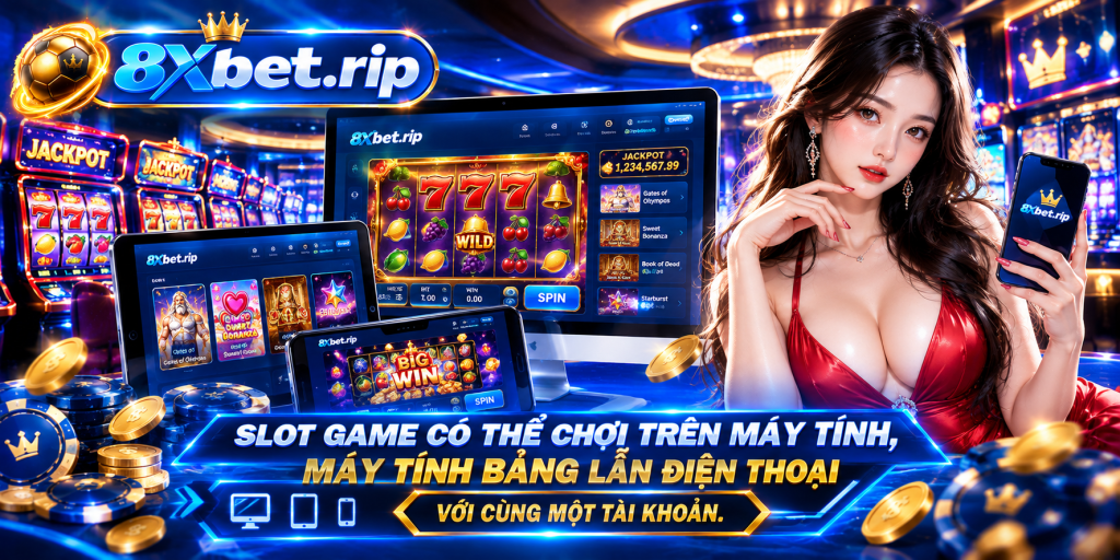 Dãy máy slot trong sòng bài cùng màn hình máy tính, máy tính bảng và điện thoại hiển thị game quay hũ