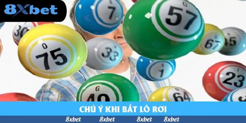 Nhiều bóng số 75, 57, 33, 7, 67, 23, 64 bay trước một người đàn ông mặc áo sơ mi kẻ ô