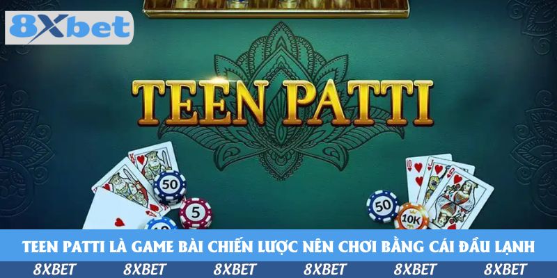 Chữ Teen Patti màu vàng trên bàn nỉ xanh cùng chip và lá bài hình