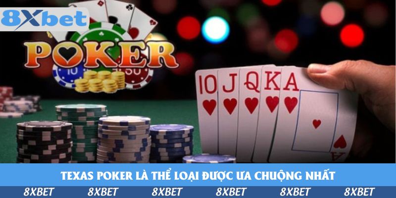 Bàn tay cầm bộ 10, J, Q, K, A chất cơ bên cạnh các chồng phỉnh và logo Poker trên nền ánh đèn