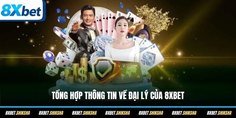 Hai bàn tay cầm hai xấp tiền 100 đô la Mỹ trước nền áo tối màu