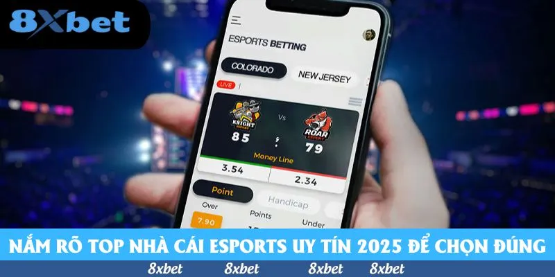 Bàn tay cầm điện thoại mở giao diện cược esports trực tiếp với kèo money line và handicap