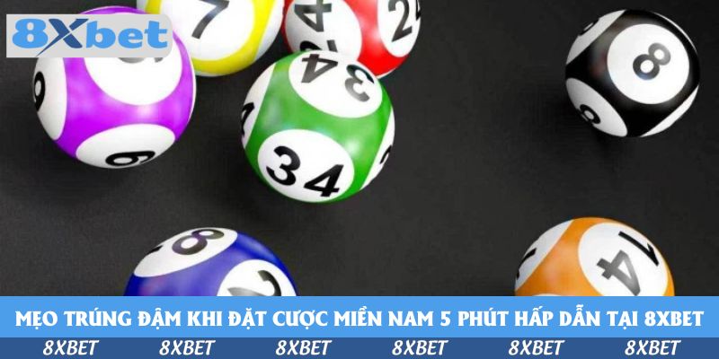Bóng số 34 màu xanh lá cùng các bóng số tím, đỏ, đen và cam nằm rải rác trên mặt bàn xám