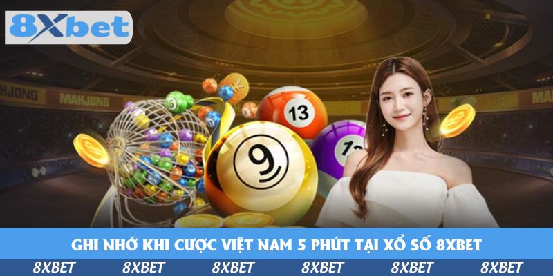 Lồng quay xổ số bằng kim loại đầy bóng nhỏ, bóng số 9 và 13 lớn cùng đồng xu vàng, bên cạnh người phụ nữ mặc áo trắng