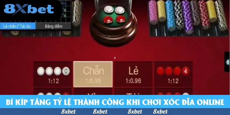 Bàn xóc đĩa nền đỏ có ô Chẵn và Lẻ ghi 1:0.96, hai ô bốn trắng và bốn đỏ ghi 1:12, phía trên là bát kính chứa quân vị đỏ trắng và các chồng phỉnh